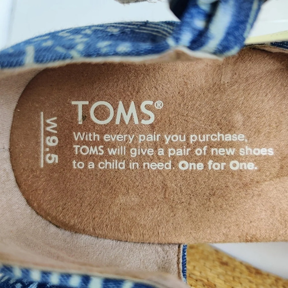 TOMS Clarissa Sandals 9.5 Blue Batik Textile Wrapped Wedge - Picture 14 of 16